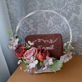 kosz prezentowy z personalizowanym ręcznikiem dla kamila